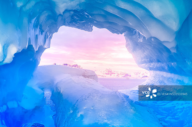 蓝色冰洞图片素材