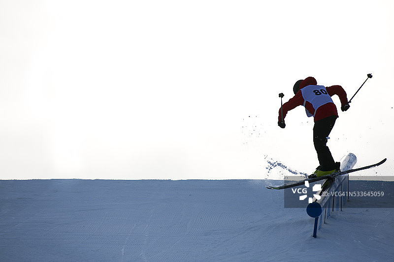 滑雪者在铁轨上滑行图片素材