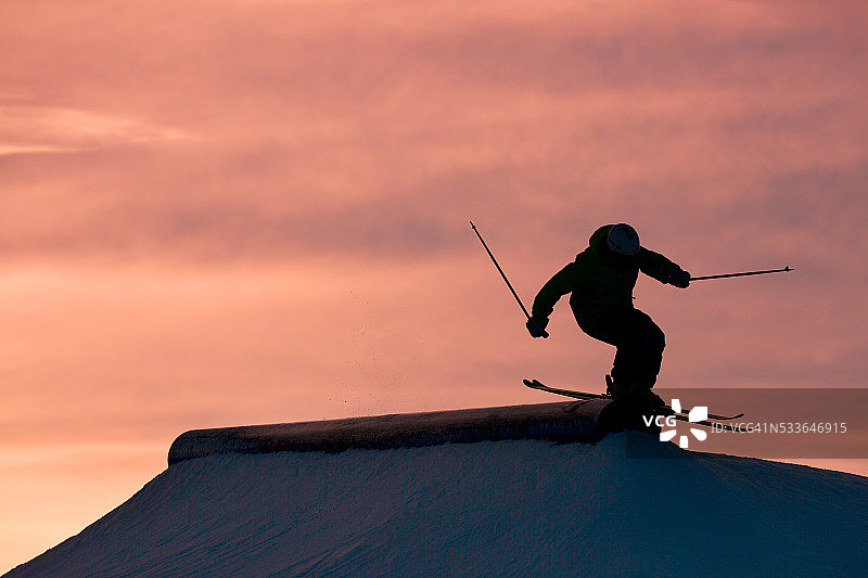 日落滑雪之旅图片素材