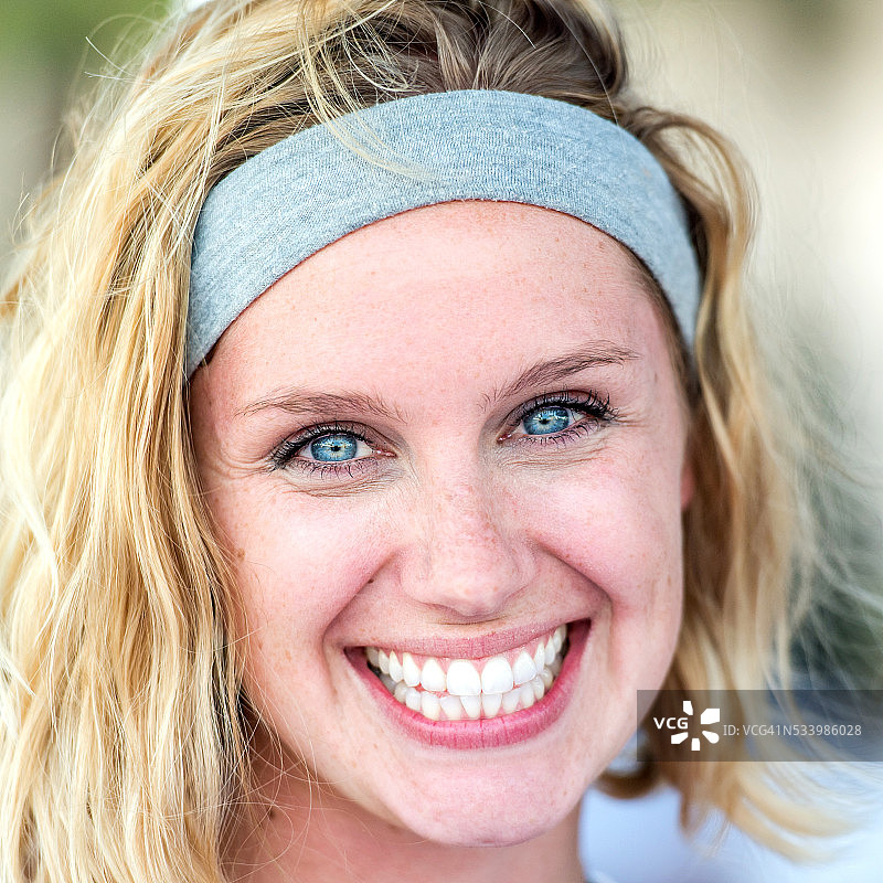 微笑的年轻女子图片素材