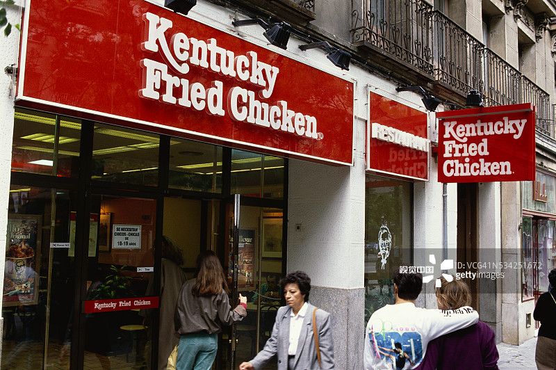 肯德基餐厅外的行人图片素材