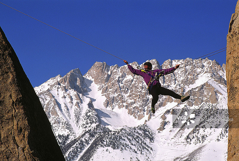 在白山上攀岩图片素材