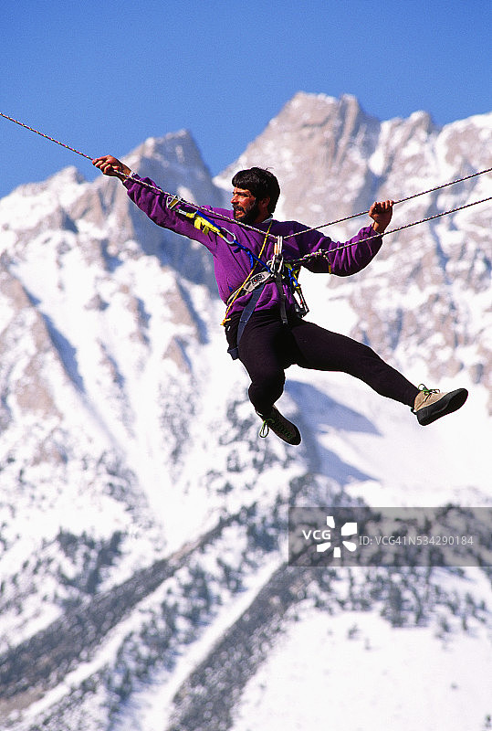 山间的攀岩者图片素材