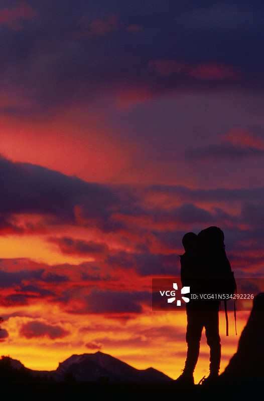 背包客观看日落图片素材