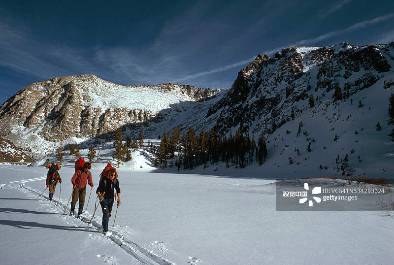 在冰冻湖面上滑雪图片素材