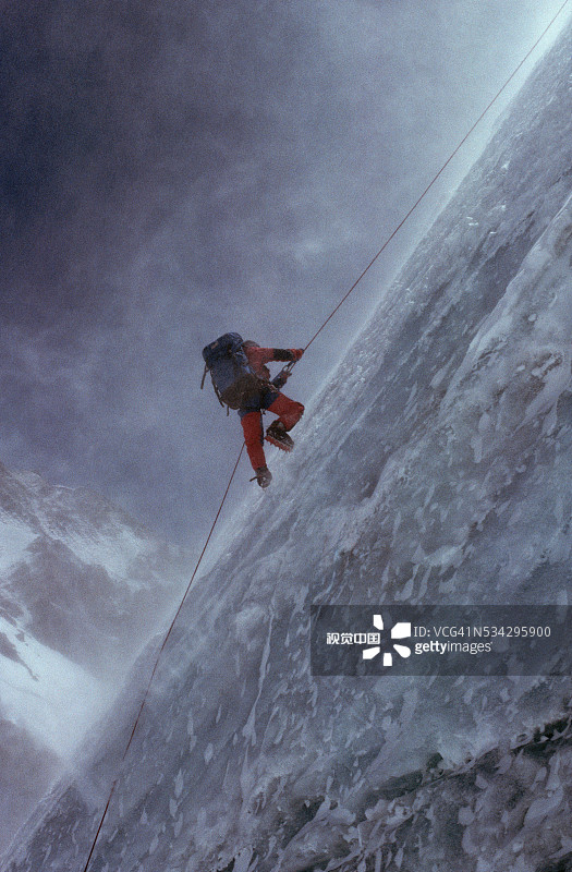 暴风雪中攀登珠穆朗玛峰图片素材