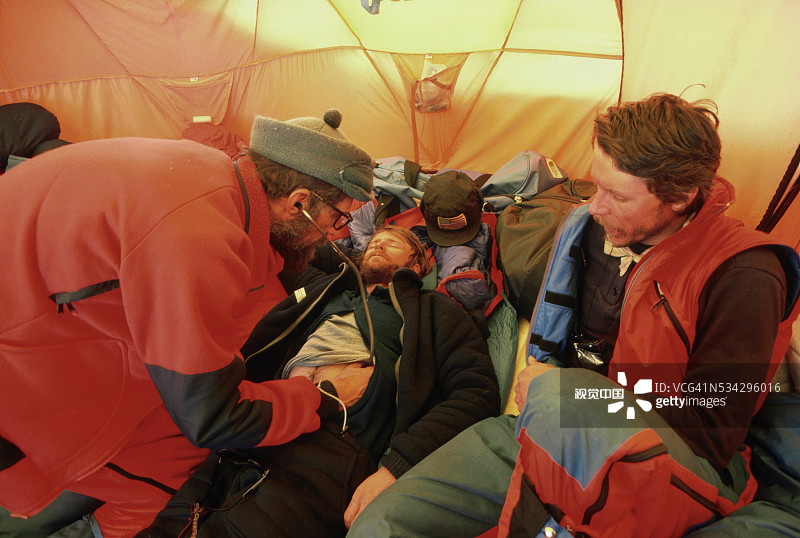 医生检查登山者图片素材