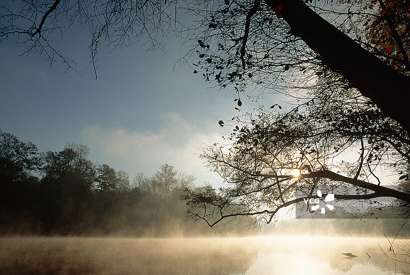 查塔胡奇河上的黎明图片素材
