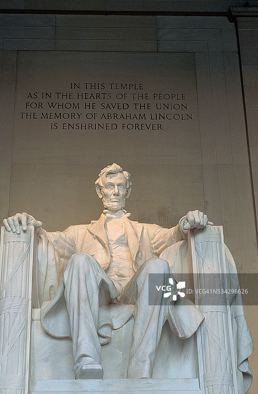 林肯纪念堂内的丹尼尔·切斯特·法兰奇的林肯雕像图片素材
