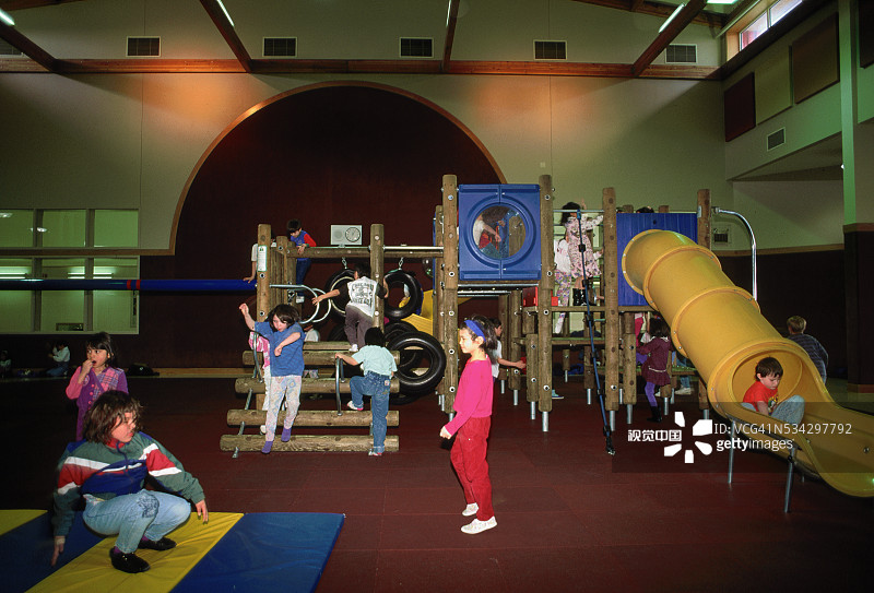 孩子们在室内游乐场玩耍图片素材