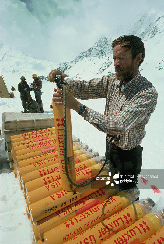 探险队医生检查氧气罐图片素材