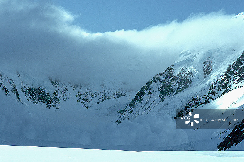 白雪皑皑的山坡上的雪崩图片素材