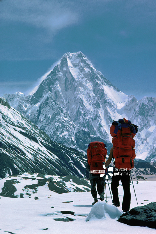 加舒尔布鲁木峰下的登山者图片素材