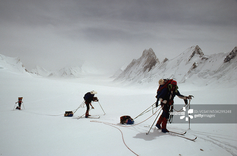锡亚琴冰川上的登山者图片素材