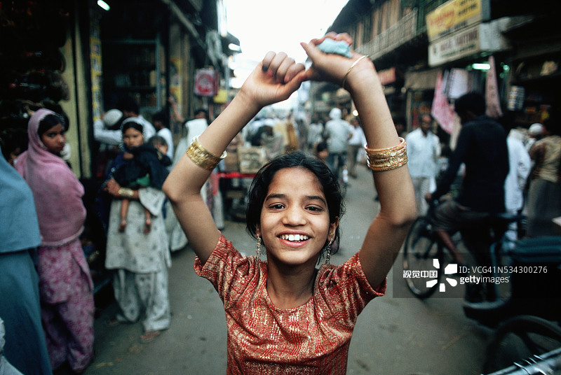 在街上跳舞的女孩图片素材
