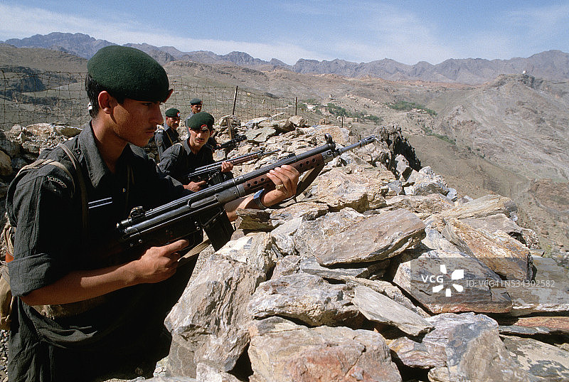 士兵守卫阿富汗-巴基斯坦边境图片素材