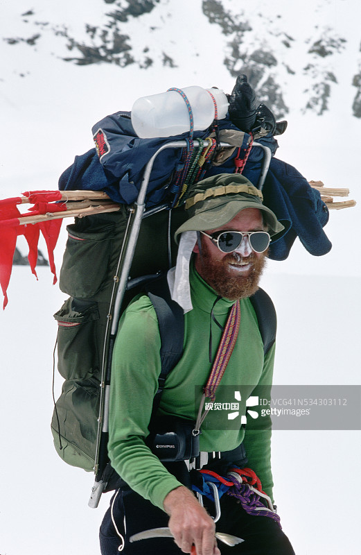 带背包的登山者图片素材