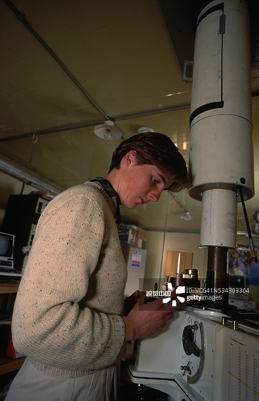操作Oobson分光光度计的科学家图片素材