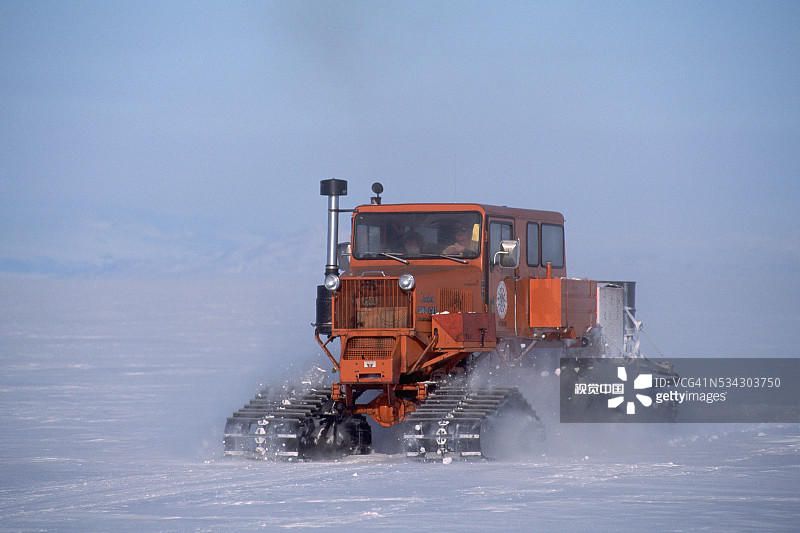 雪地摩托在冰架上行驶图片素材