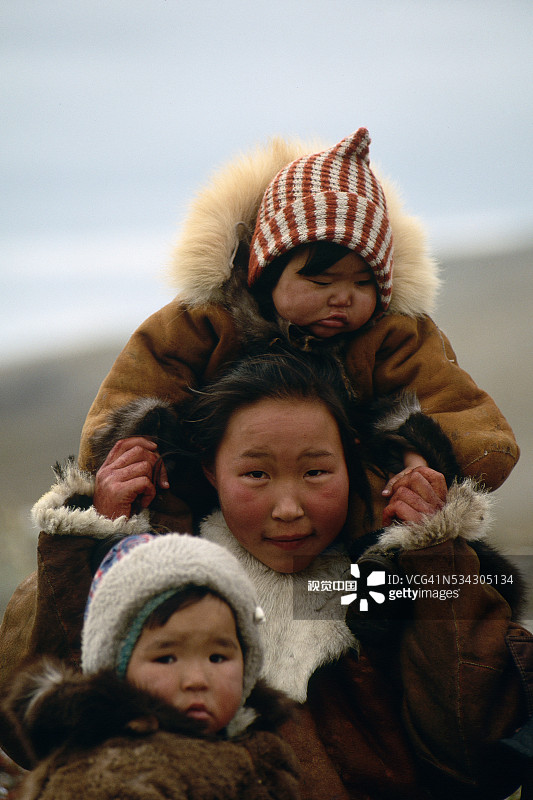 楚科奇族妇女和儿童参加驯鹿盛宴图片素材