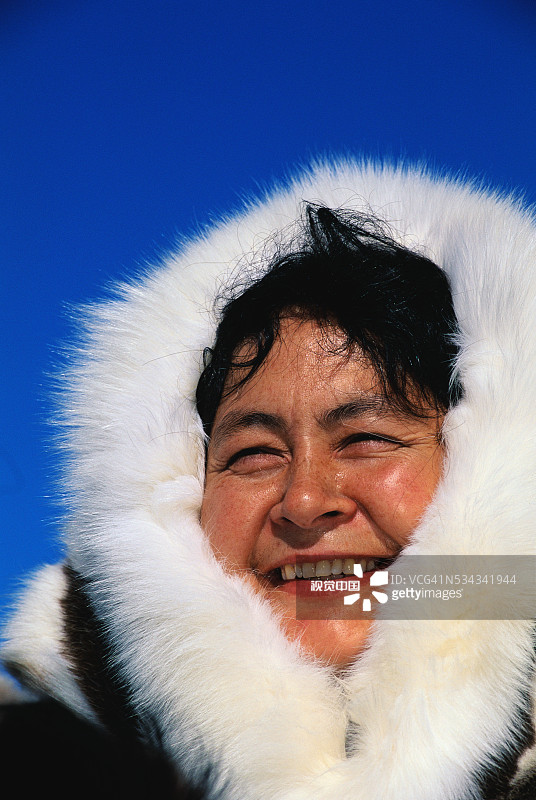 穿着派克的努纳武特妇女图片素材