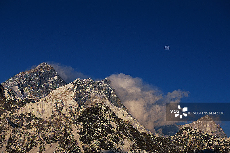 珠穆朗玛峰、洛子峰和马卡鲁峰图片素材