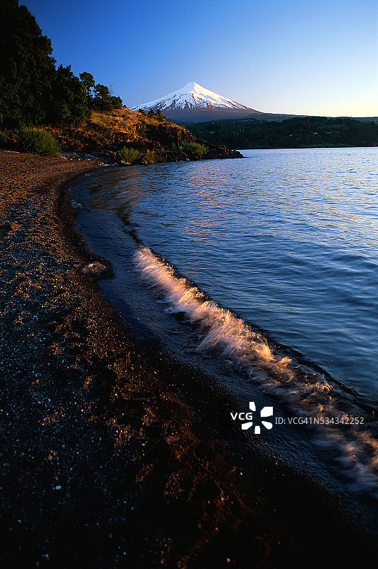 湖岸和维利亚里卡火山图片素材