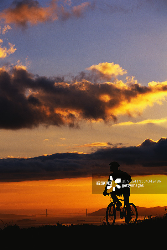 海景小道山地自行车骑行图片素材