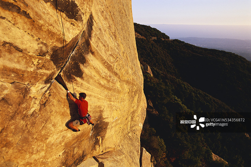 男子攀登直布罗陀岩石图片素材