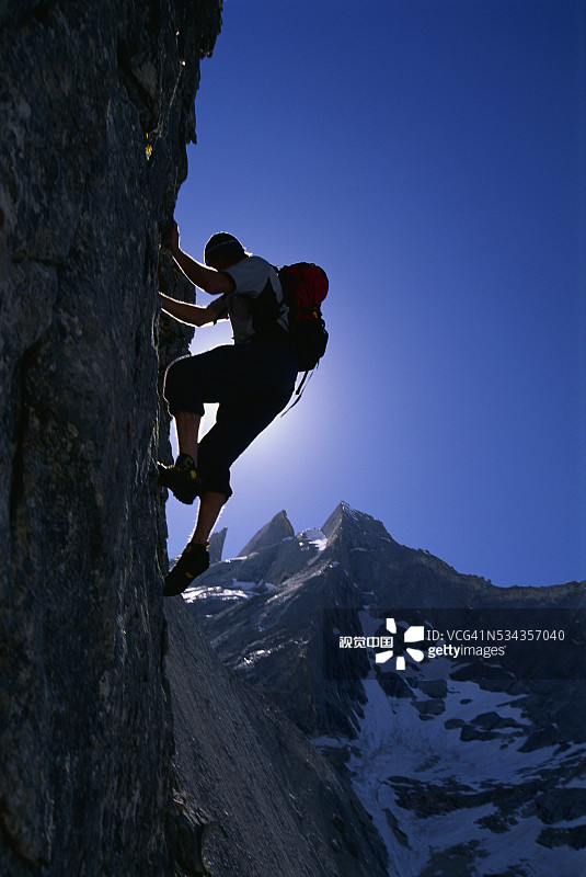 登山者攀登峭壁图片素材