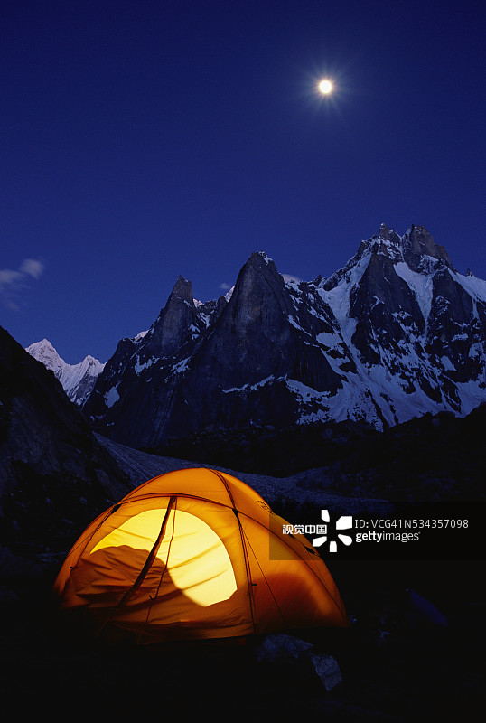 Charakusa山谷中的月光露营帐篷图片素材