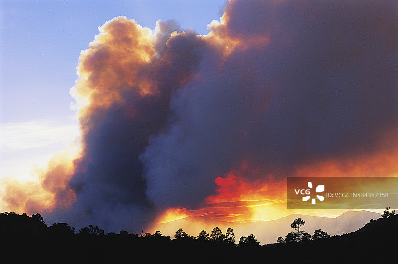 野火产生的烟雾图片素材