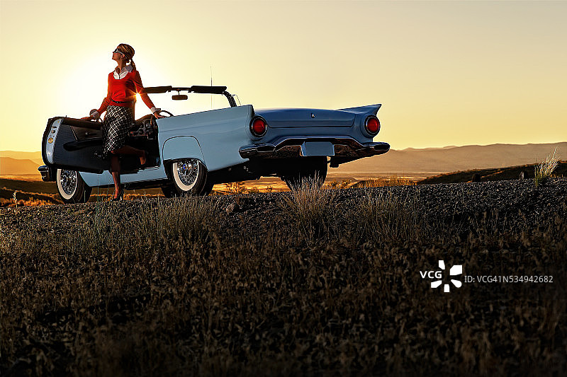 与1957年款福特雷鸟合影的女人图片素材