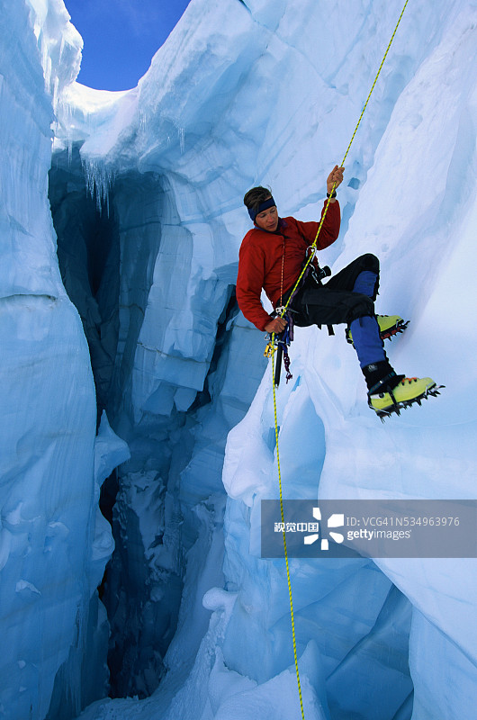 冰隙中的攀冰者图片素材