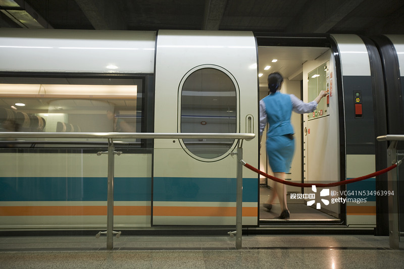 年轻女人乘坐磁悬浮列车图片素材