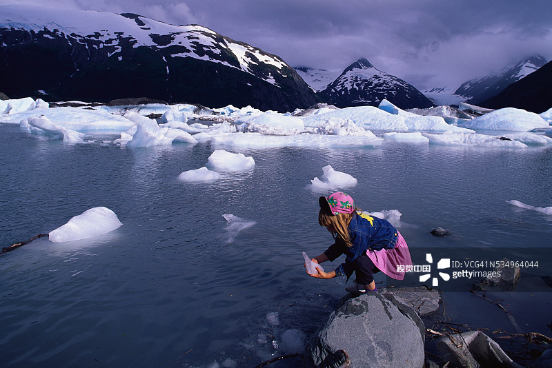 在 Portage 湖岸边的女孩图片素材