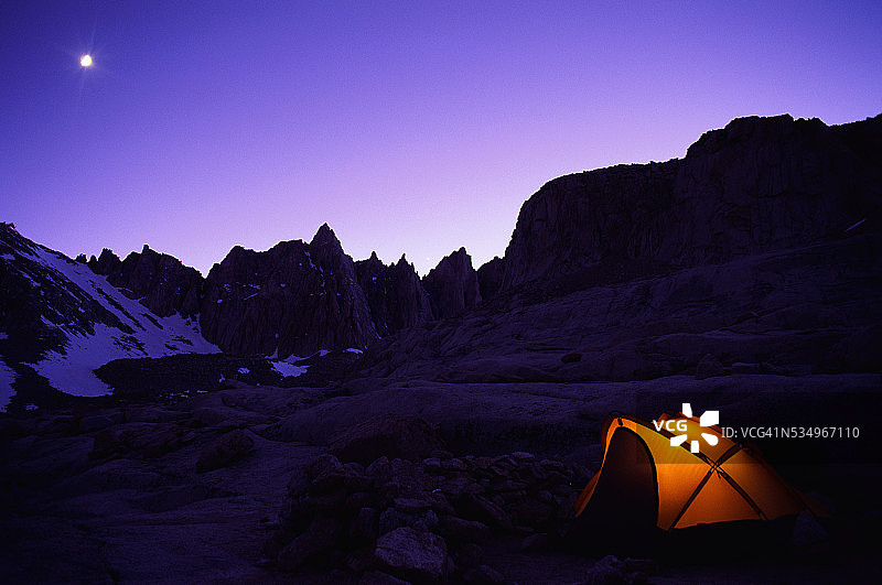 惠特尼峰附近的露营地图片素材