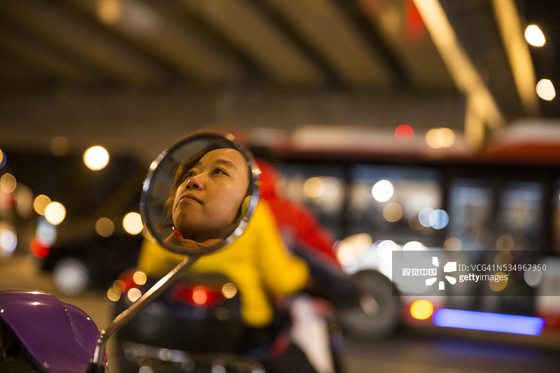 成都街头的摩托车倒影，中国四川省图片素材