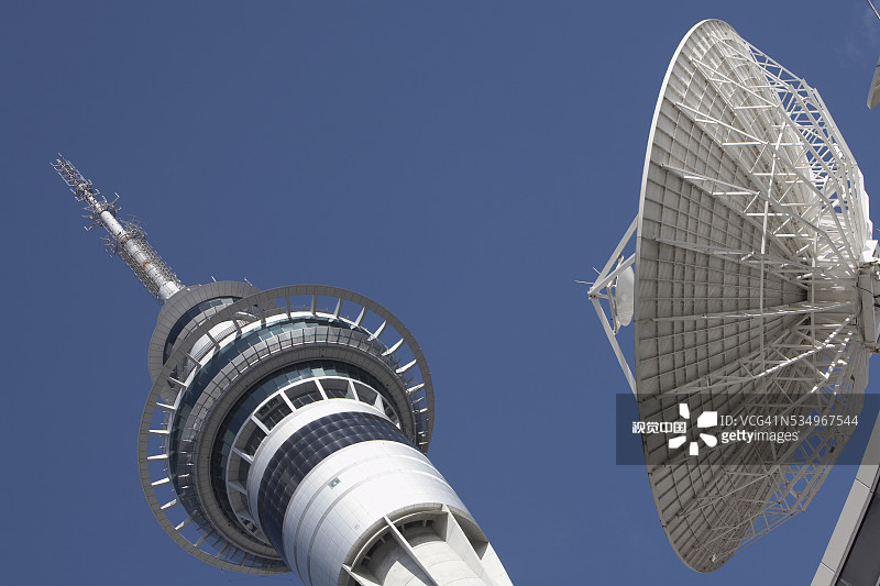 天空塔和电视台卫星天线图片素材