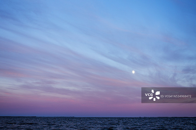 加拿大马尼托巴省哈德逊湾的月升图片素材