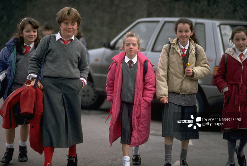 女孩放学回家图片素材