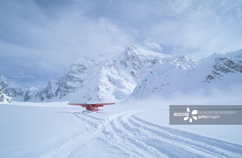 飞机雪地着陆图片素材