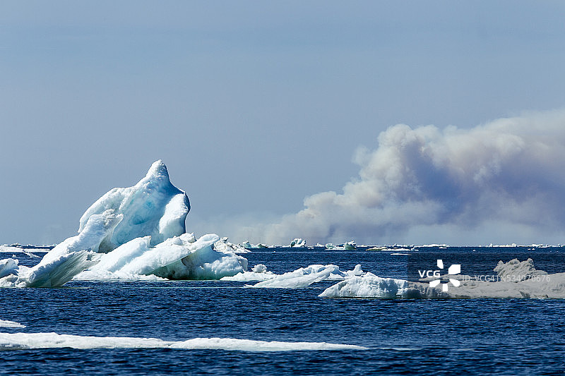 加拿大哈德逊湾的森林火灾和海冰图片素材