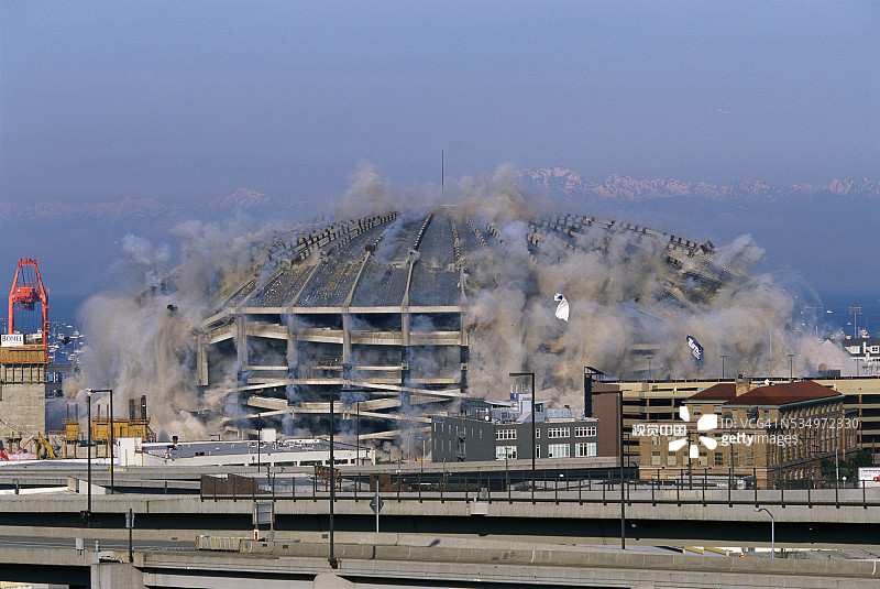体育馆的爆破拆除图片素材