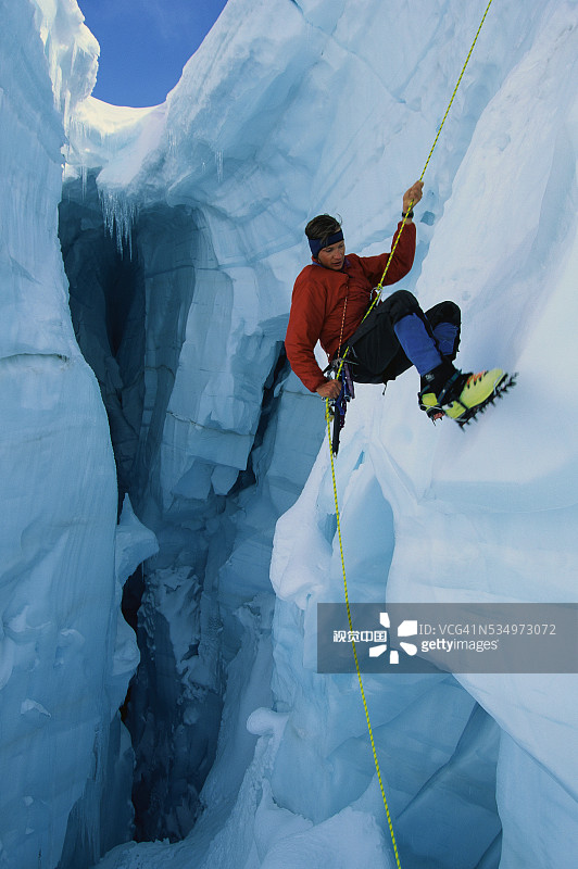 卡希尔特纳冰川裂缝中的攀冰者图片素材