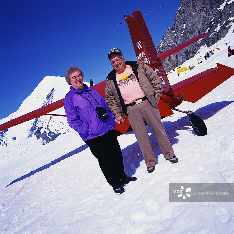游客在德纳里山基地营地图片素材