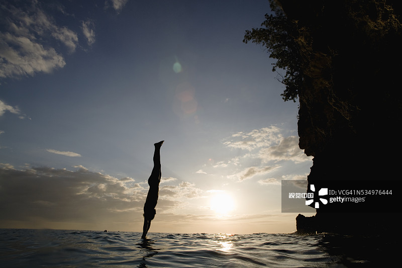 潜水员进入海盗洞穴图片素材