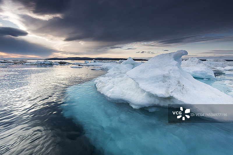 加拿大努纳武特地区哈德逊湾融化的海冰图片素材