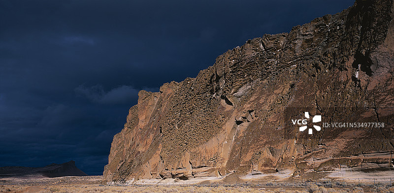 岩画点上空的暴风云图片素材