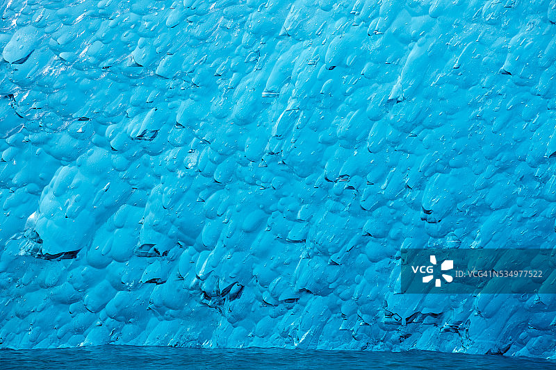 阿拉斯加州融化的蓝色冰山图片素材